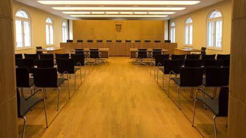 Leerer Sitzungssaal mit Blick auf die Richterbank