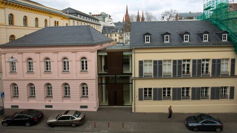 Blick aus einem oberen Stockwerk des gegenüberliegenden Gebäudes auf die Fassade des Staatsgerichtshofs.
