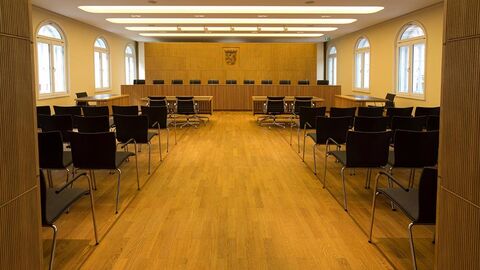 Blick auf die Richterbank.